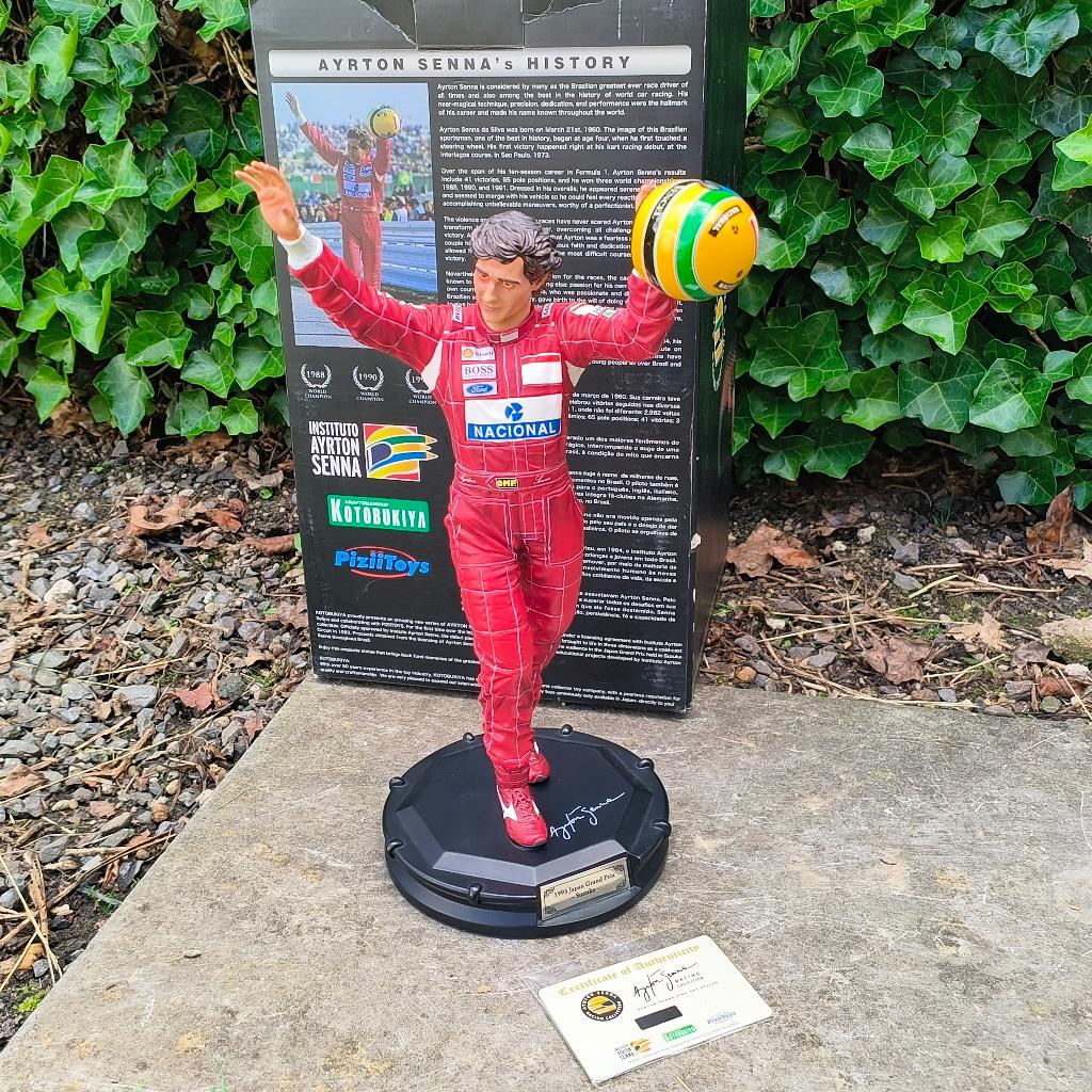 Ayrton Senna Miniatuur beeldje - met doos -als Nieuw!!!, Verzamelen, Automerken, Motoren en Formule 1, Ophalen, Zo goed als nieuw