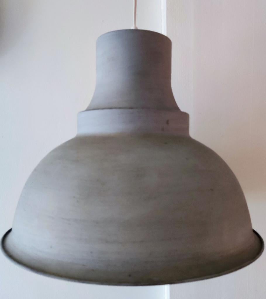 2 Antiek Grijze Hanglampen met witte Binnenkant. Emma, Ophalen, Gebruikt, Metaal, Minder dan 50 cm