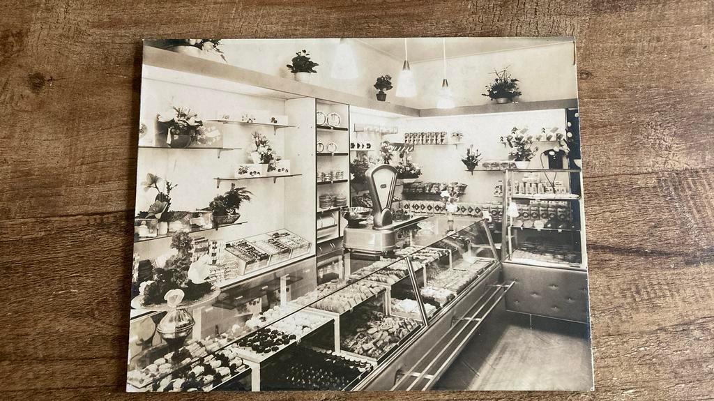 Oude grote foto op karton Etalage Bakkerij, Ophalen of Verzenden, 1960 tot 1980, Zo goed als nieuw