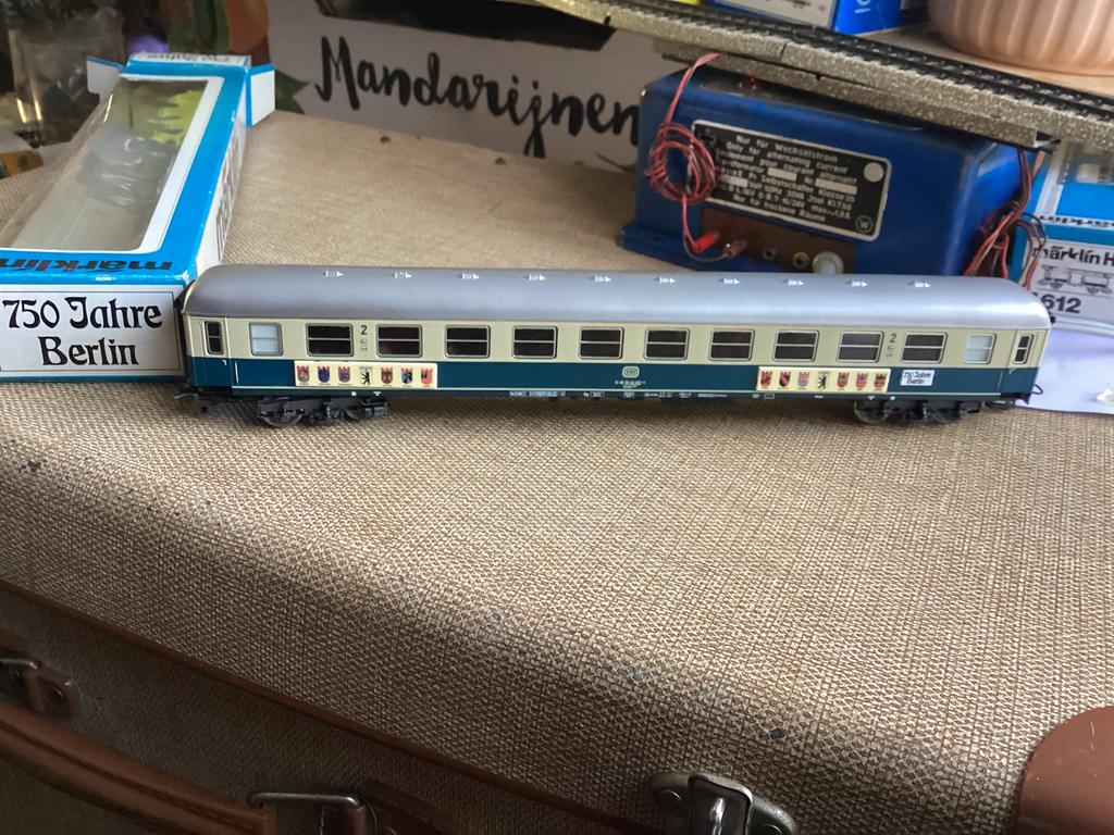Marklin DB 750 jahre BERLIN 2de klas rijtuig met stadswapens, Hobby en Vrije tijd, Modeltreinen | H0, Wisselstroom, Ophalen of Verzenden