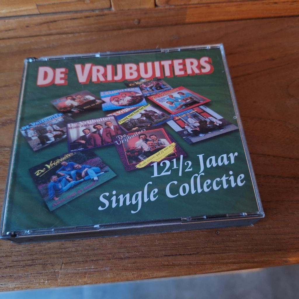 De vrijbuiters 12 1/2 jaar single collection dubbel cd box s, Ophalen of Verzenden, Gebruikt, Levenslied of Smartlap, Boxset