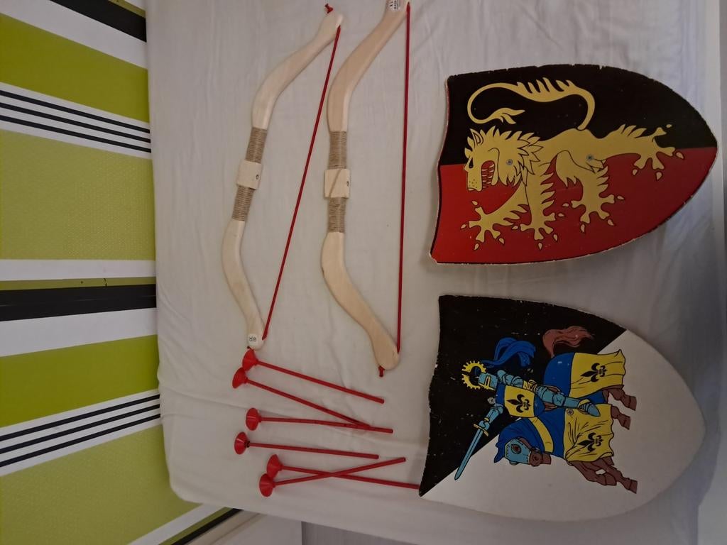 Houten schilden en 2 bogen met pijlen, Ophalen, Zo goed als nieuw