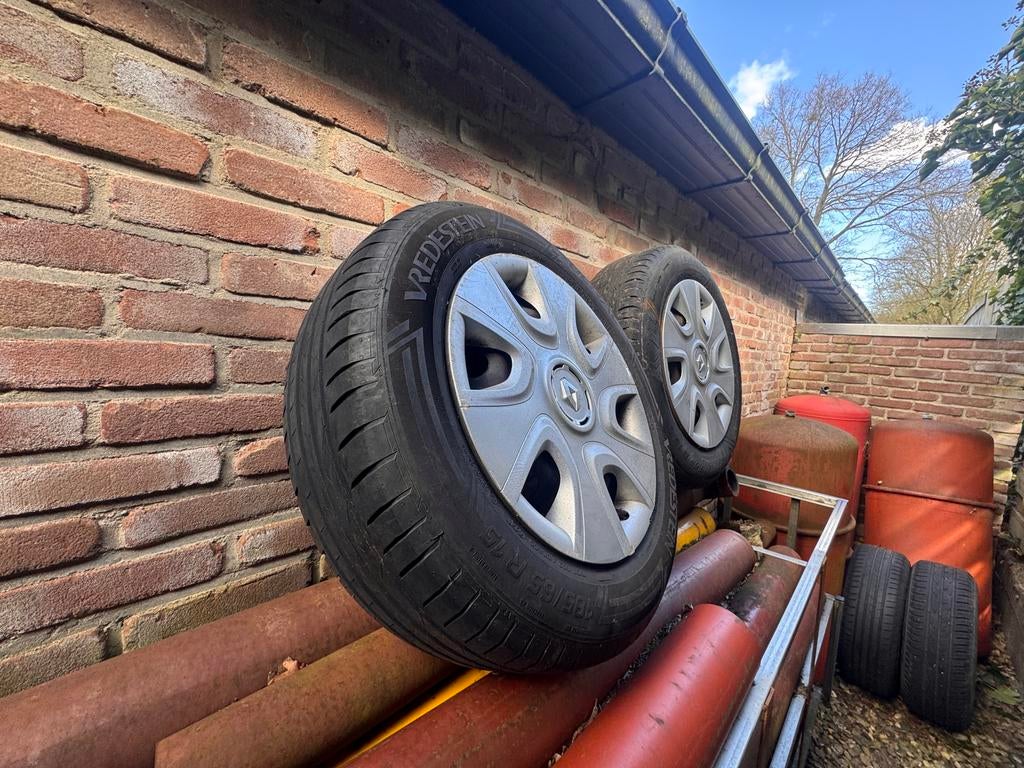 Vredestein & viking winterbanden met wieldoppen renault clio, Ophalen, Gebruikt
