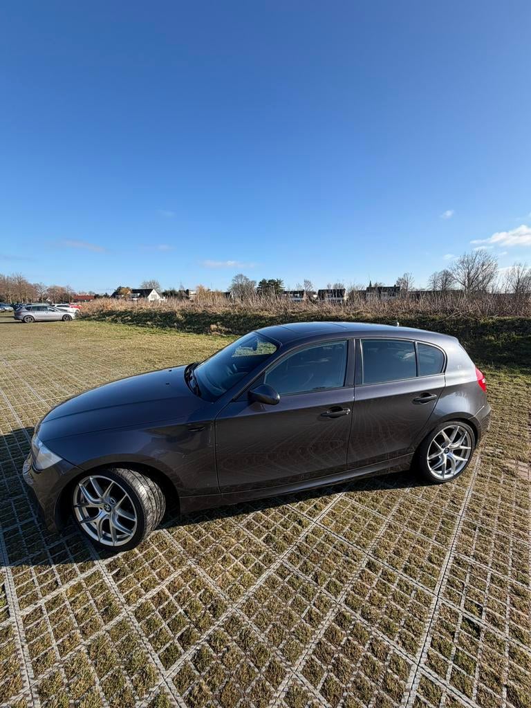 BMW 118i 2.0 E87 LCI Fabrieksaf M-pakket | Schuif-/kanteldak, 1-Serie, Achterwielaandrijving, 1995 cc, Zwart