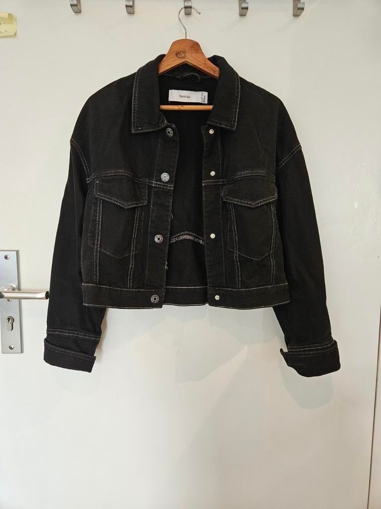 Kort zwart denim spijkerjack van Bershka, Kleding | Dames, Jassen | Zomer, Zwart, Maat 42/44 (L), Zo goed als nieuw, Bershka