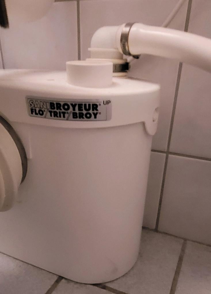 Sanibroyeur met toilet, Ophalen, Gebruikt, Toilet