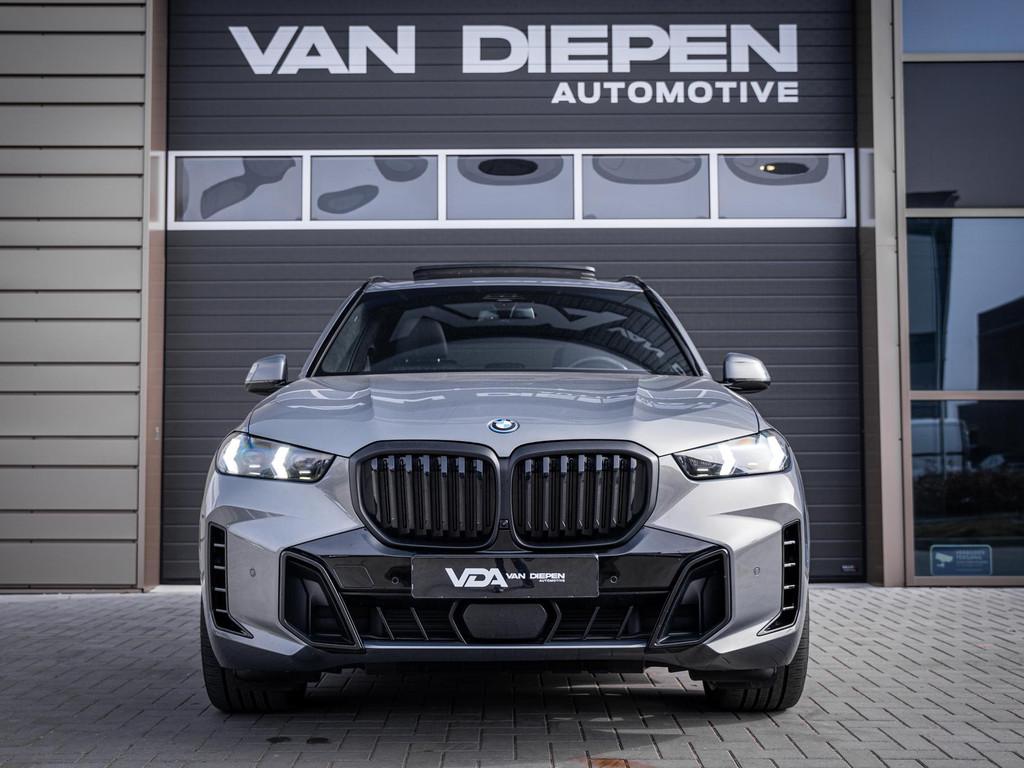 BMW X5 xDrive50e - M-Sport Pro l NAP l Stratos Grey l B&W Au, Auto's, BMW, Gebruikt, 2395 kg, Bedrijf, 489 pk