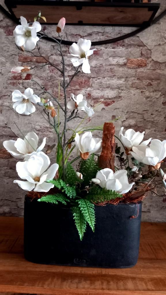 Decoratieve zwarte pot met magnolia kunstbloemen, Ophalen of Verzenden