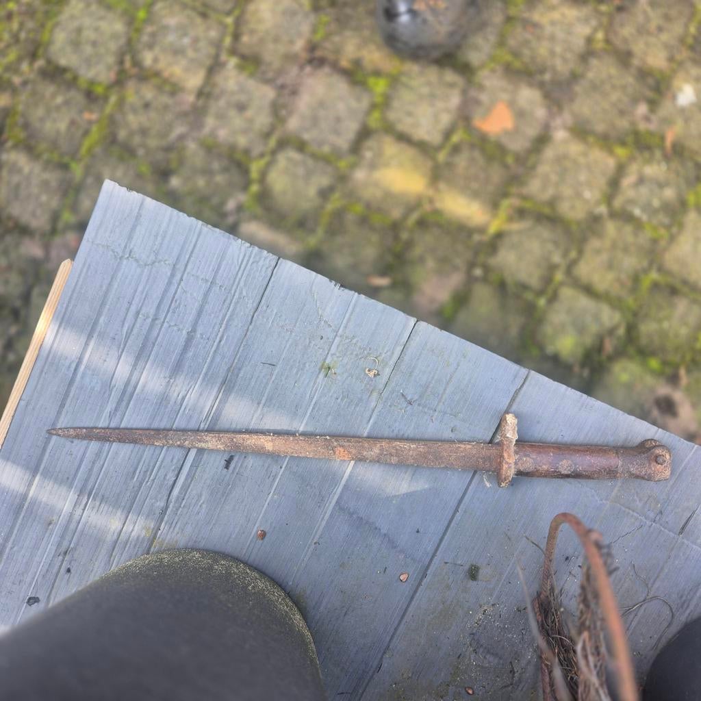 Oud oorlogsmes / bajonet voor geweer - Bodemvondst, Ophalen of Verzenden, Landmacht, Overige gebieden, Mes of Dolk
