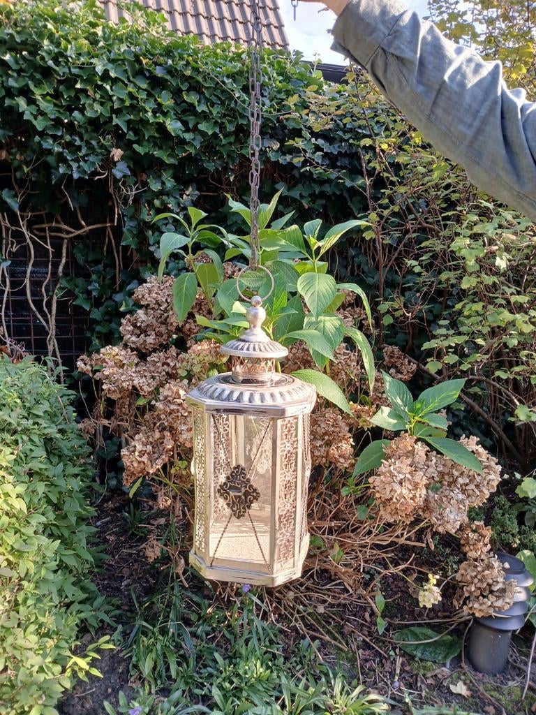 Lantaarn aan ketting geeft mooi licht, ijzer en glas, Ophalen
