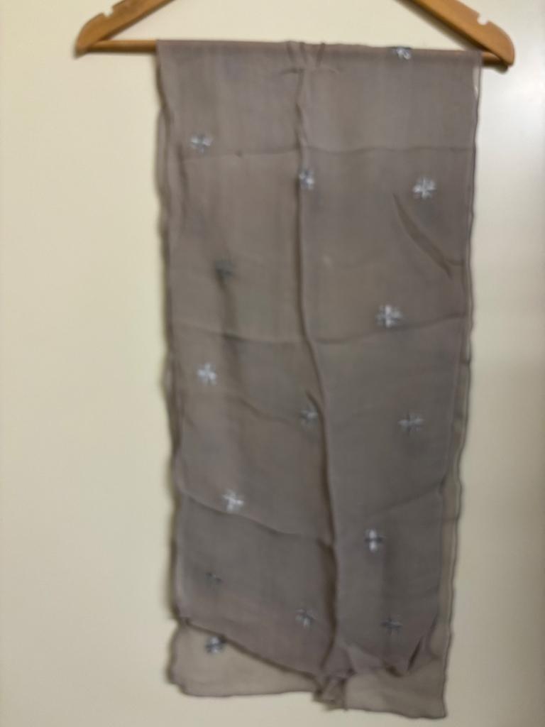 Sjaal grijs zilver, Ophalen of Verzenden, Gedragen, Maat 46/48 (XL) of groter, Sjaal