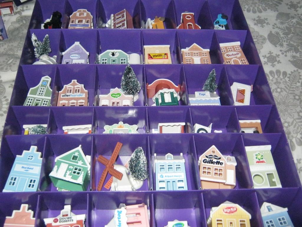 45 complete nieuw in doos kersthuisjes van A-H, Diversen, Kerst, Ophalen, Nieuw