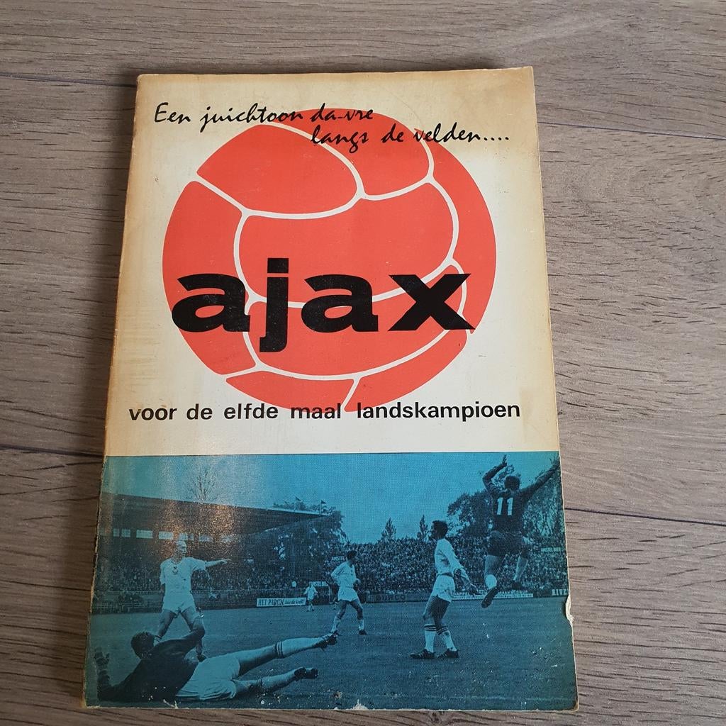 Ajax voor de elfde maal landskampioen - Met Cruijff, Ophalen of Verzenden, Gelezen, Onbekend, Balsport