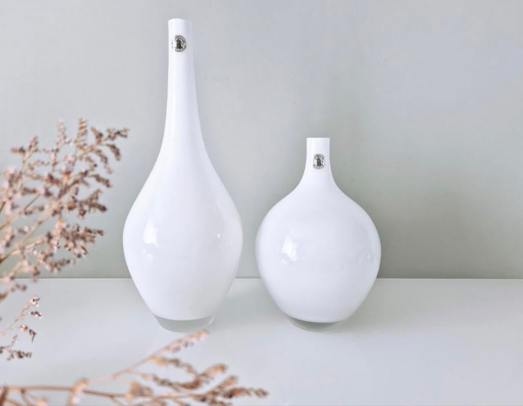 Set van 2 IKEA SALONG vazen, wit glas, Huis en Inrichting, Woonaccessoires | Vazen, Wit, Ophalen of Verzenden, Minder dan 50 cm