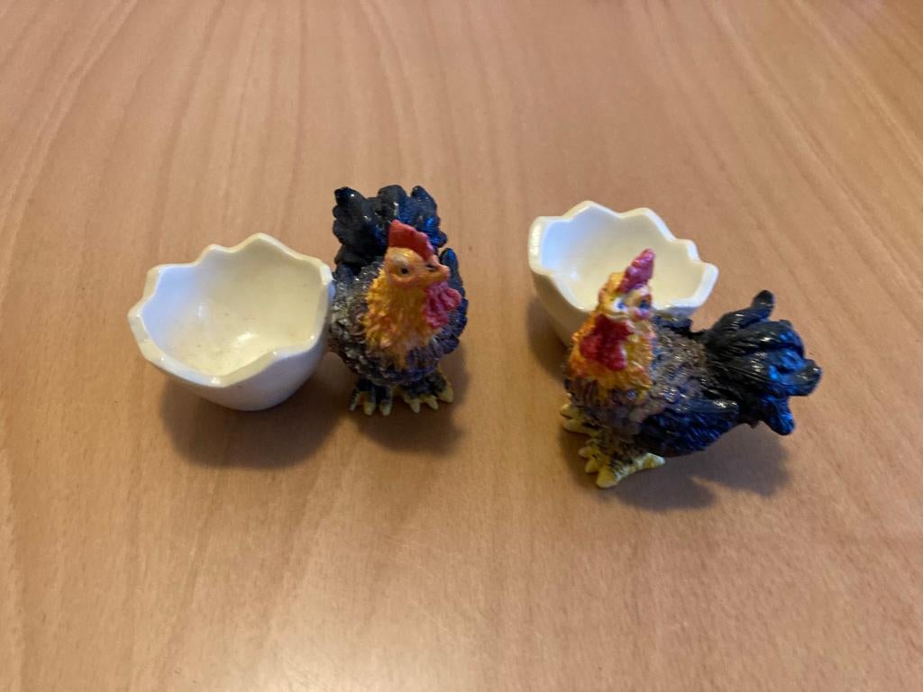 2 eierdopjes met kippen of haan, Huis en Inrichting, Keuken | Servies, Gebruikt, Overige typen, Ophalen of Verzenden, Overige stijlen