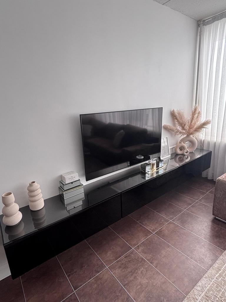 Moderne hoogglans zwarte tv-kast, Overige materialen, Ophalen of Verzenden, Zo goed als nieuw, 200 cm of meer