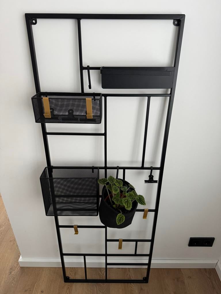 Zwart metalen wandrek met accessoires en plantje, Ophalen, Zo goed als nieuw