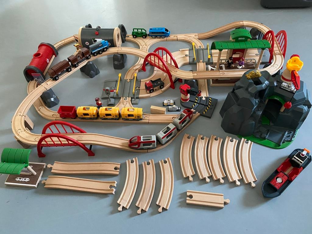 BRIO Treinset met elektrische trein, tunnel en extra's, Kinderen en Baby's, Speelgoed | Speelgoedvoertuigen, Zo goed als nieuw