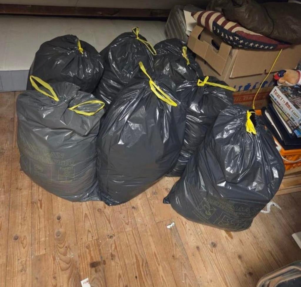 7 vuilniszakken vol kleding, tassen en schoenen, Ophalen