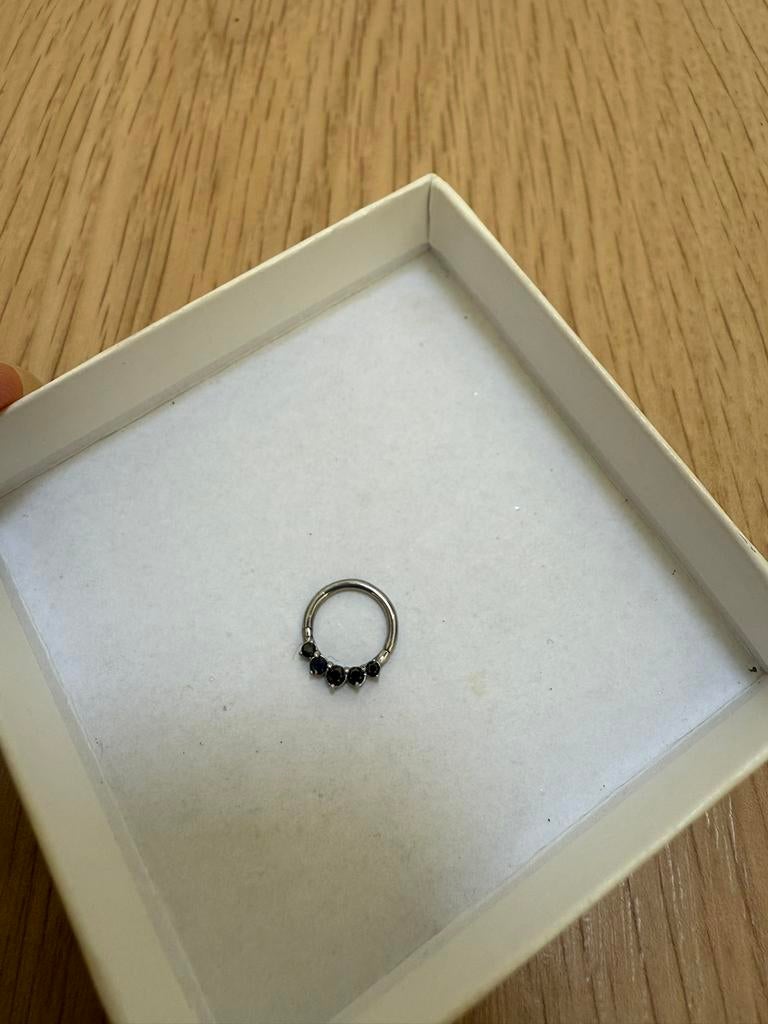 Septum clicker met zwarte diamantjes, Sieraden, Tassen en Uiterlijk, Piercings, Ophalen of Verzenden, Zo goed als nieuw, Staal