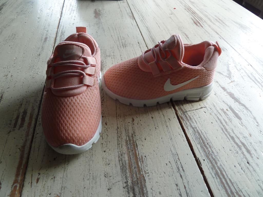 roze Nike schoenen maat 24 z.g.a.n., Meisje, Schoenen, Ophalen of Verzenden, Zo goed als nieuw