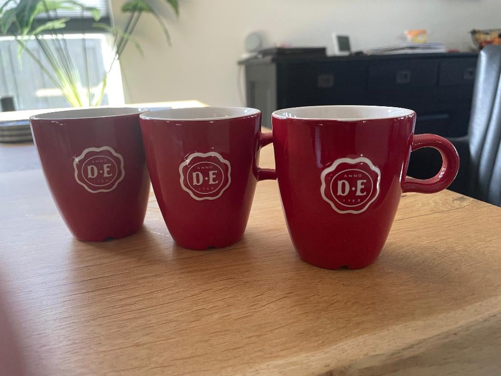 Douwe Egberts mokjes rood 3 stuks, Nieuw, Ophalen of Verzenden, Overige stijlen, Kop(pen) en/of Schotel(s)