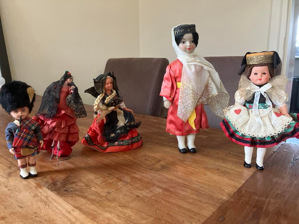 Verzameling van 5 poppen in traditionele klederdracht, Ophalen, Gebruikt, Overige typen