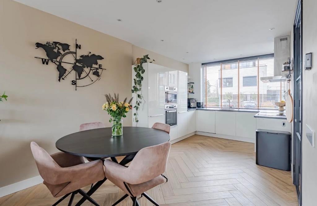 Ronde zwarte eettafel met 4 stoelen, Ophalen, Zo goed als nieuw, 4 tot 6 stoelen