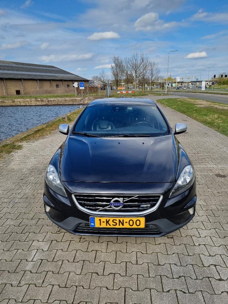 Volvo V40 1.6 D2 R-design 2013 Zwart, Auto's, Volvo, Voorwielaandrijving, Euro 5, Zwart, 4 cilinders