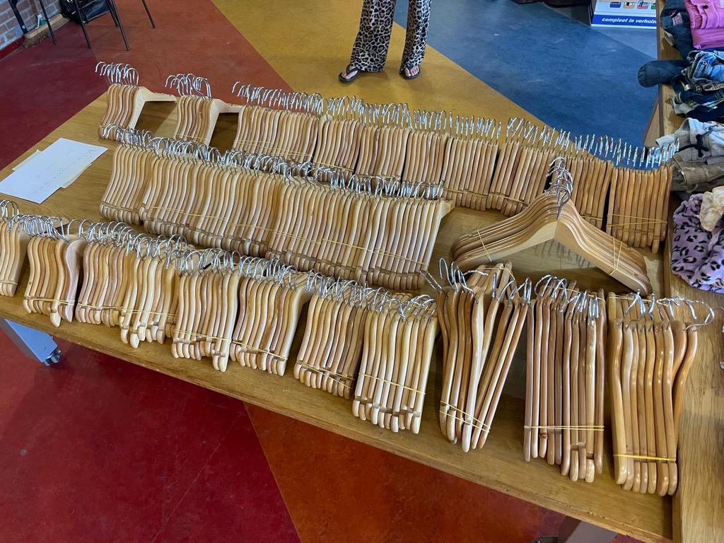 Houten kledinghangers: 150 kinderhangers, 30 grote hangers, Ophalen, Gebruikt, Hout, Kinderen en Volwassenen