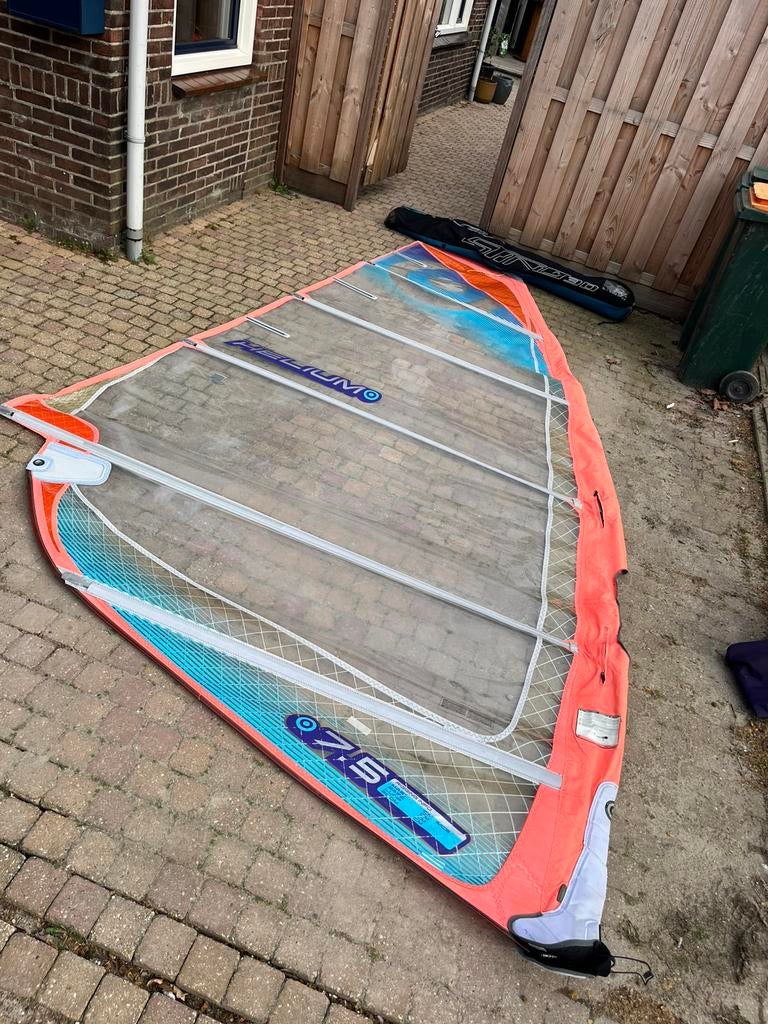 Neilpryde Helium 7.5 surfzeil met cambers, Ophalen, 7 m² of meer, Zeil, Gebruikt