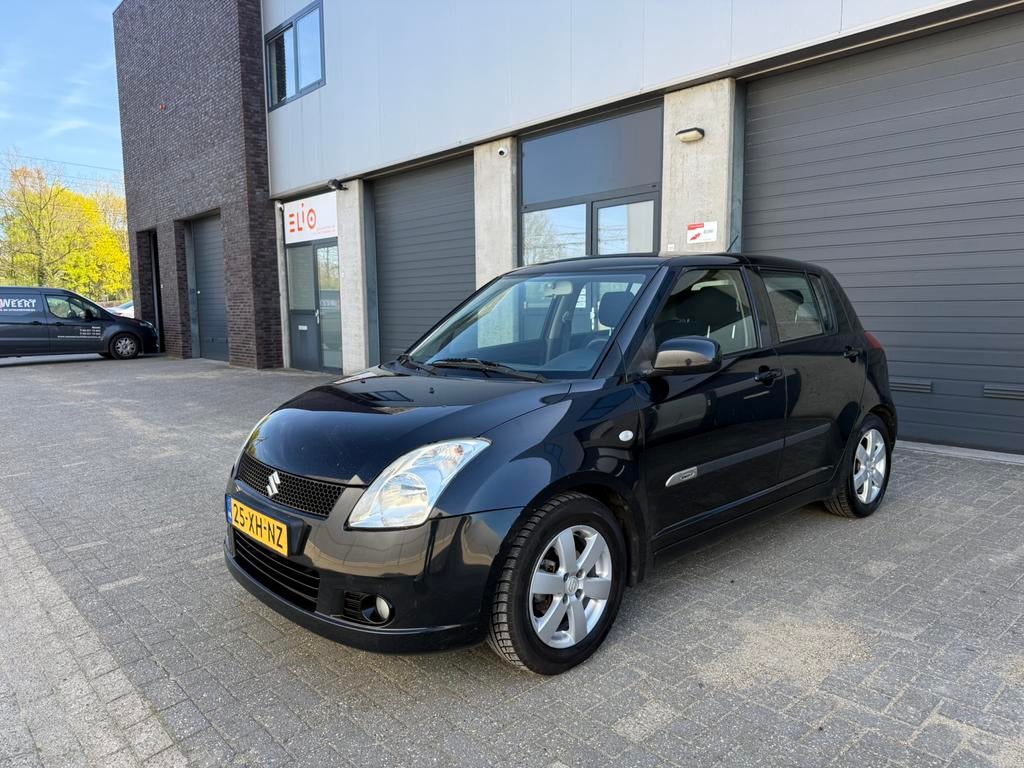 Suzuki Swift 1.3 5DRS 2007 Zwart Airco, Voorwielaandrijving, Multifunctioneel stuurwiel, Stof, 40 €/maand