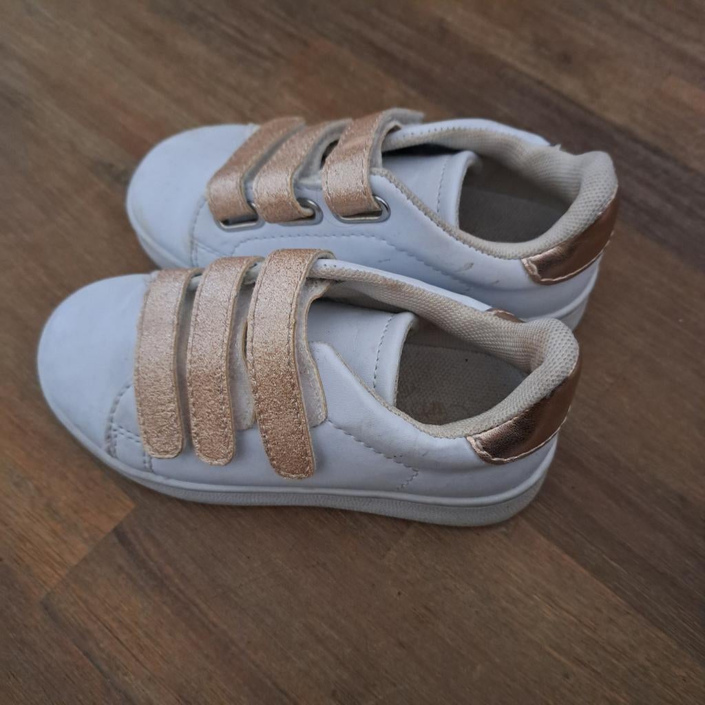 Witte kinderschoenen met goudkleurige klittenband, Kinderen en Baby's, Kinderkleding | Schoenen en Sokken, Ophalen of Verzenden