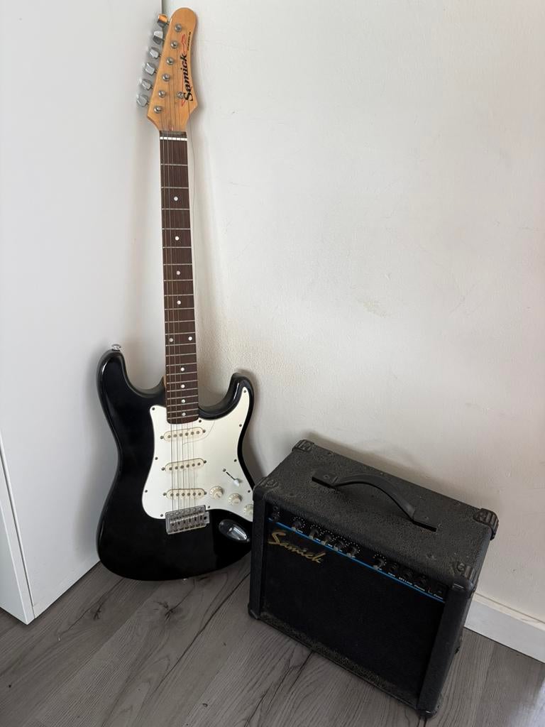 Samick gitaar en versterker te koop, Gebruikt, Met versterker, Solid body, Ophalen
