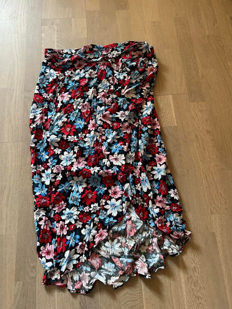 Wikkelrok met bloemenprint, Maat 38/40 (M), Zwart, Ophalen of Verzenden, Gedragen