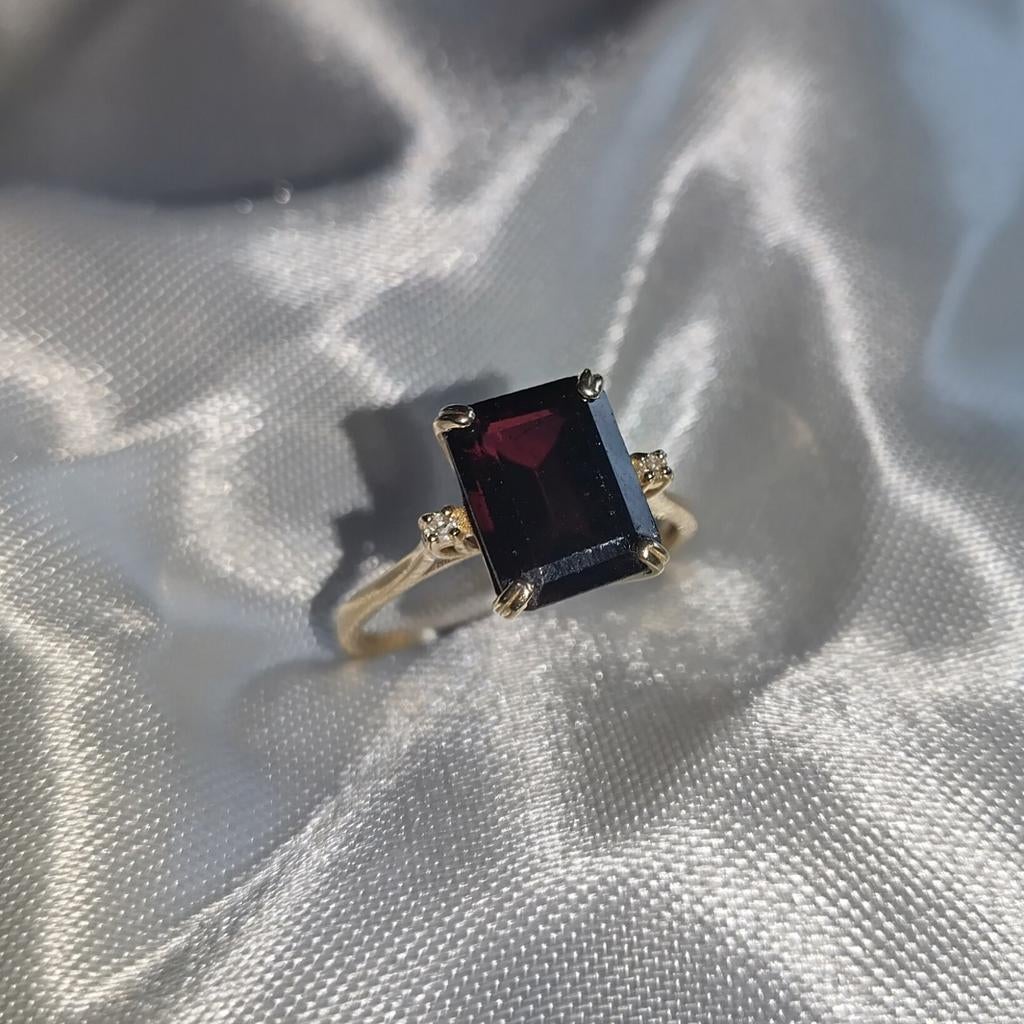 Gouden ring met granaat en diamanten, Ophalen of Verzenden, Zo goed als nieuw, 17 tot 18, Dame