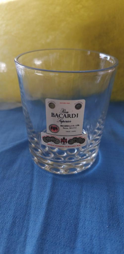 glas Bacardi 1 stuk vorm whisky glas, Verzamelen, Ophalen of Verzenden, Zo goed als nieuw, Borrel- of Shotglas