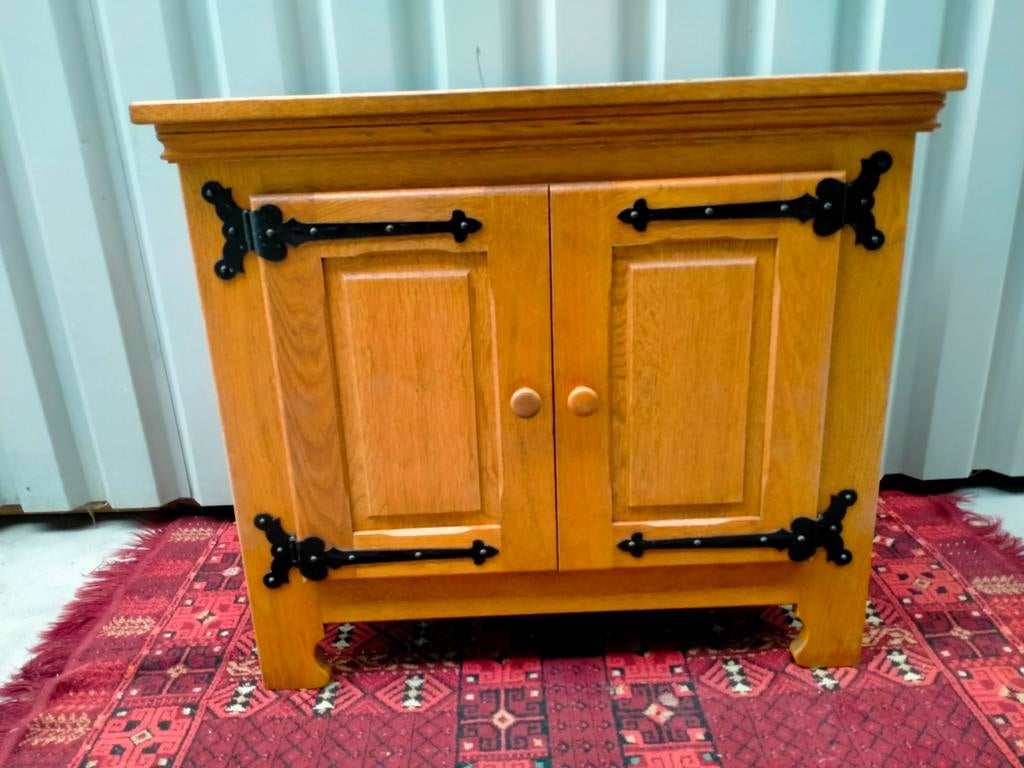 Massief eiken TV-meubel Oisterwijk (B85xD44xH75cm), Ophalen, Gebruikt, Eikenhout, 50 tot 100 cm