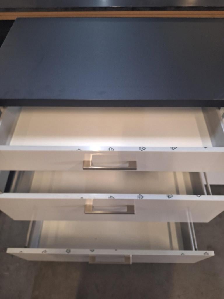 Keuken Compleet met APP 120Keukens op voorraad Nr 2908, Nieuw, Enkelwandige keuken, Ophalen of Verzenden, Met kookeiland