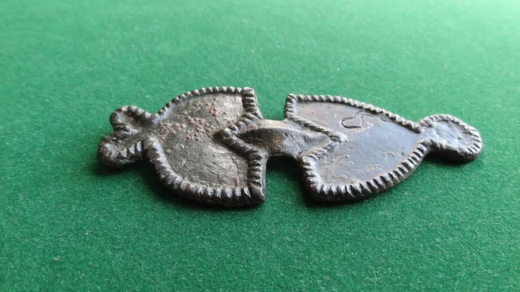 Bodemvondst Vroeg middeleeuwse mantelspeld / fibula, Antiek en Kunst, Ophalen of Verzenden, Brons