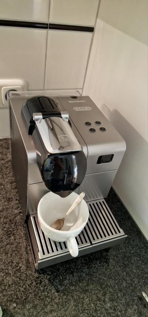 Delonghi Nespresso koffiemachine met nieuwe zetgroep, Koffiepads en cups, 10 kopjes of meer, Ophalen of Verzenden, Afneembaar waterreservoir