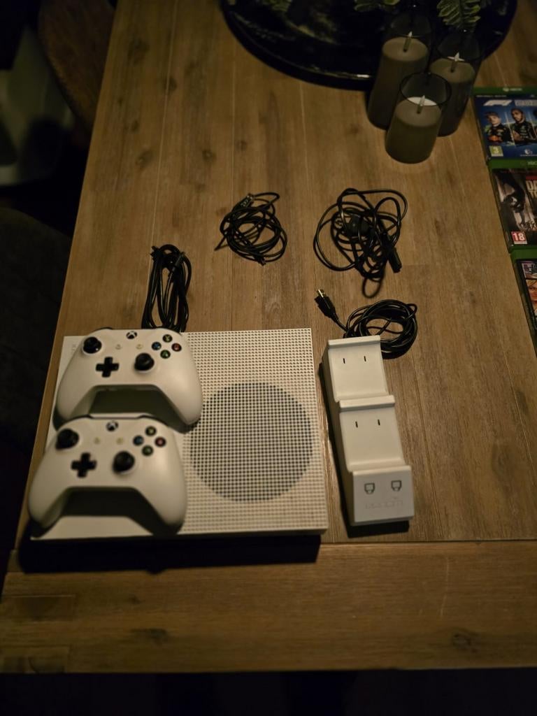 Xbox One S met 2 controllers, oplaadstation en games, Met games, Met 2 controllers, Xbox One S, Ophalen of Verzenden