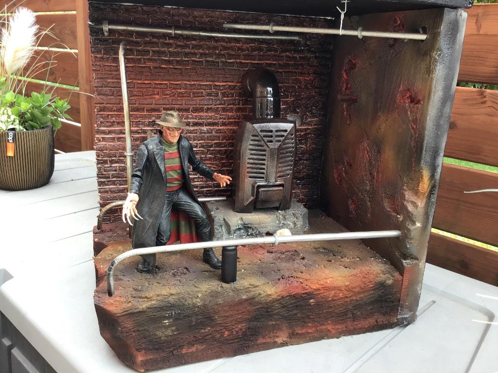Freddy krueger diorama door mij gemaakt. 2 verschillende mod, Verzamelen, Ophalen of Verzenden, Nieuw, Film, Actiefiguur of Pop