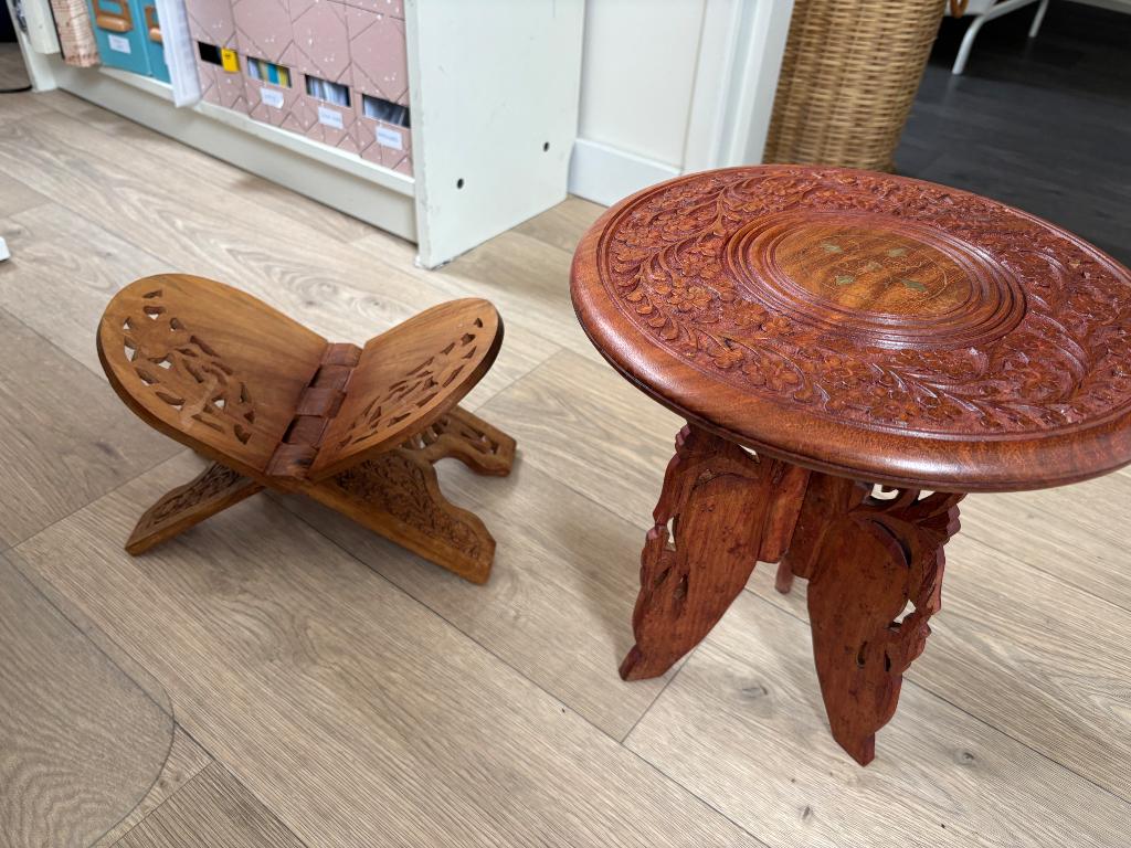 Handgesneden bijzettafeltje en boeken standaard, Ophalen