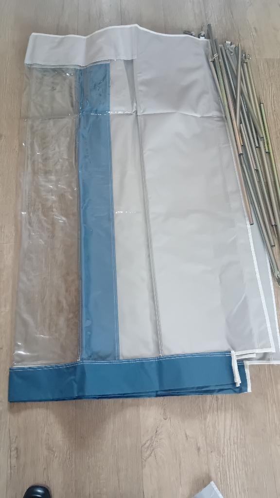 Windscherm 1.30x5 blauw grijs met 3 ramen voor op camping, Caravans en Kamperen, Windschermen, Ophalen