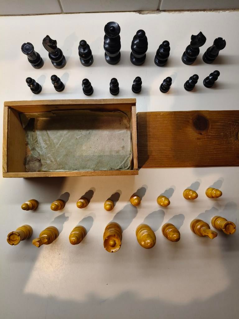 Vintage houten Regency schaakstukken in kistje, Een of twee spelers, Ophalen of Verzenden, Gebruikt, Onbekend
