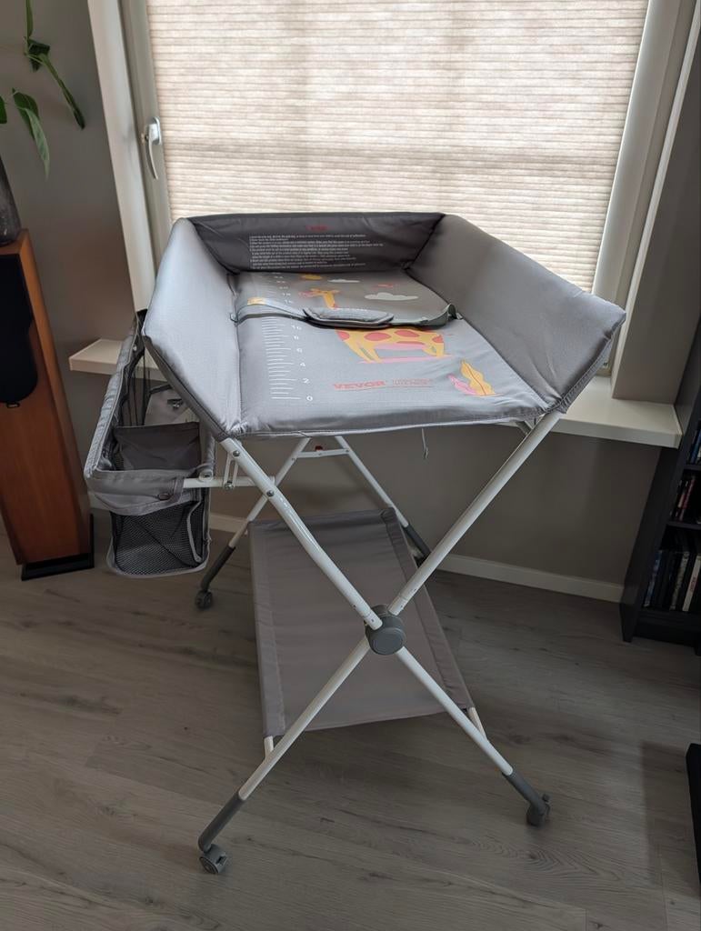 Nieuwe Opvouwbare baby commode met opbergmand en wieltjes, Kinderen en Baby's, Kinderkamer | Commodes en Kasten, 50 tot 70 cm