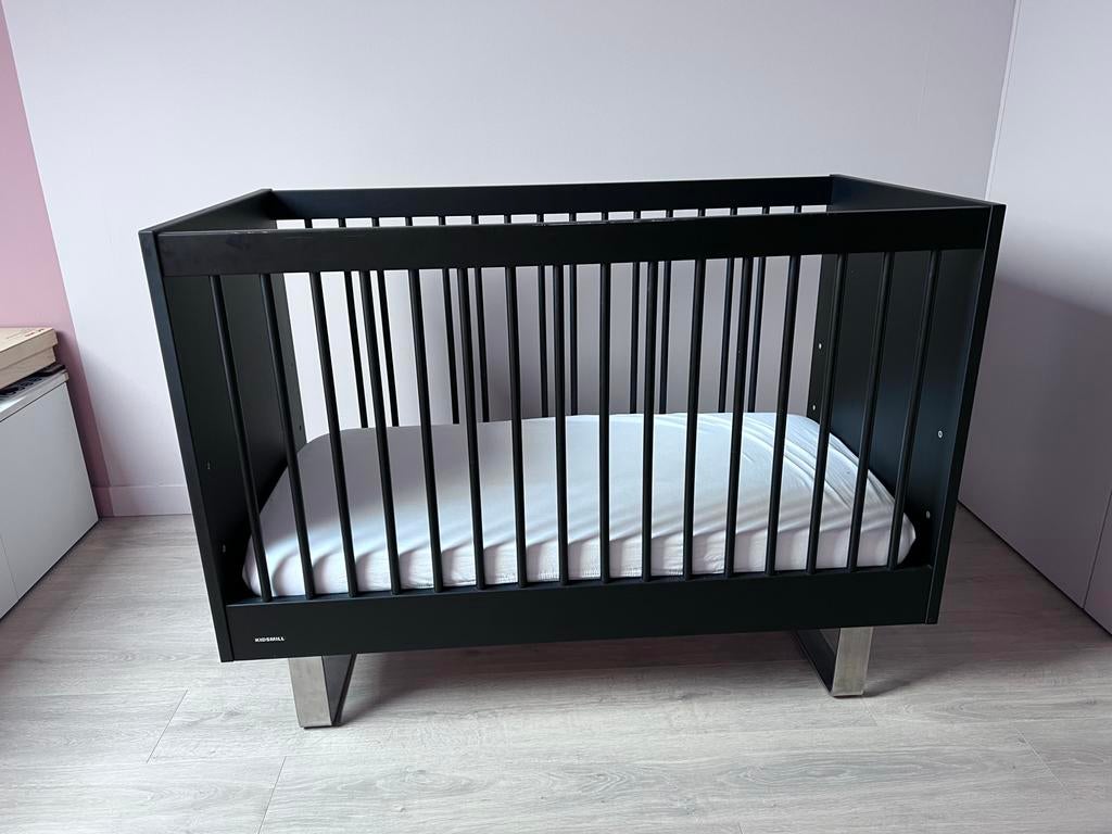 Kidsmill modular zwart, ledikant met stalen poten, Ophalen, Zo goed als nieuw, Ledikant