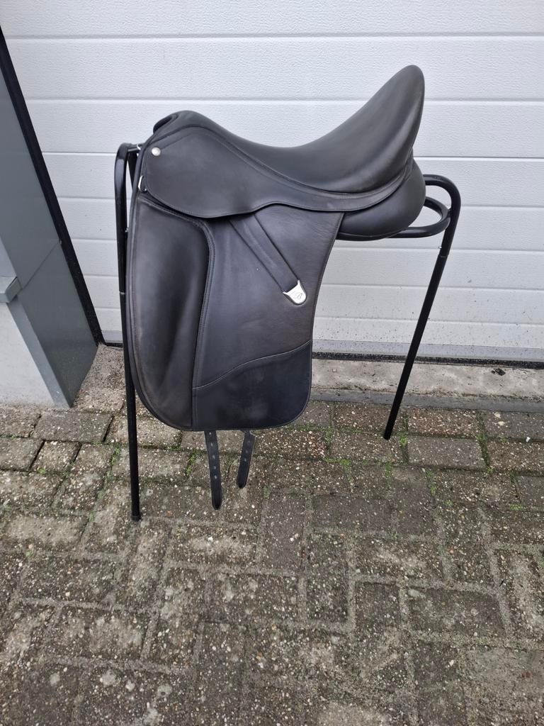 Bates dressage 17.5, Dieren en Toebehoren, Paarden en Pony's | Zadels, Dressuur, Ophalen of Verzenden, Zo goed als nieuw