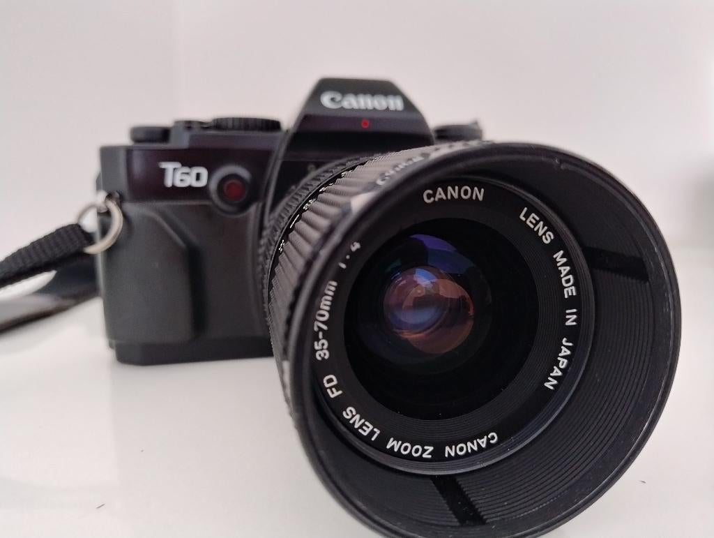 .Canon T60 met een Canon FD 35-70mm 1:.4 lens + draagriem, Audio, Tv en Foto, Fotocamera's Analoog, Ophalen of Verzenden, Zo goed als nieuw
